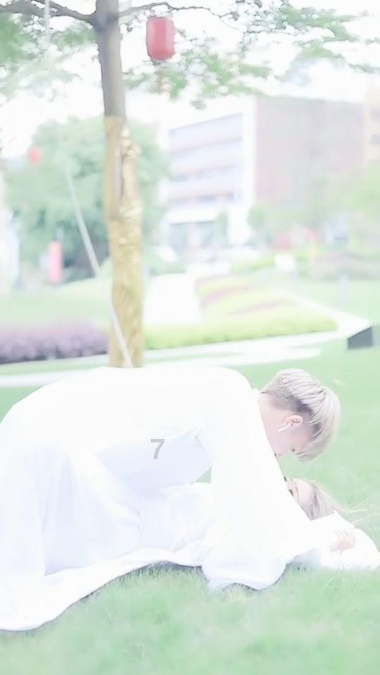 救援年轻女歌手