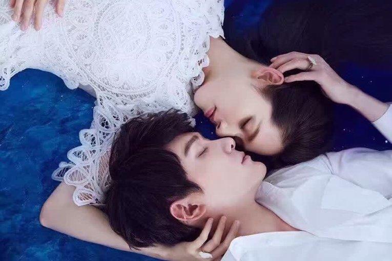 白鹿红衣古装打戏路透释出 手持宝剑化身冷酷女侠