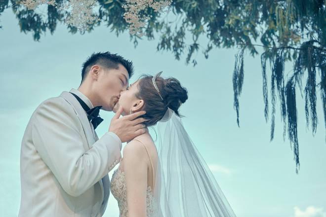 江西东乡：送春联 享新年