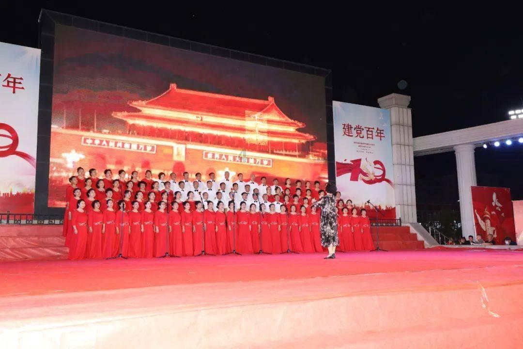 可爱女孩参加宴会