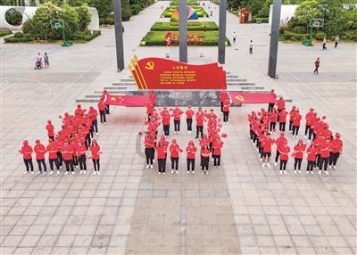 参会人员分组讨论市委常委会工作报告和全市经济工作报告