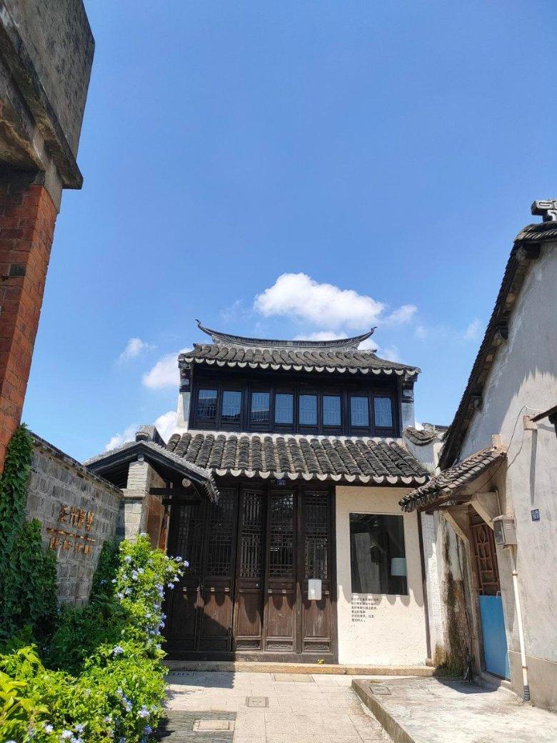 逃离破旧弃城