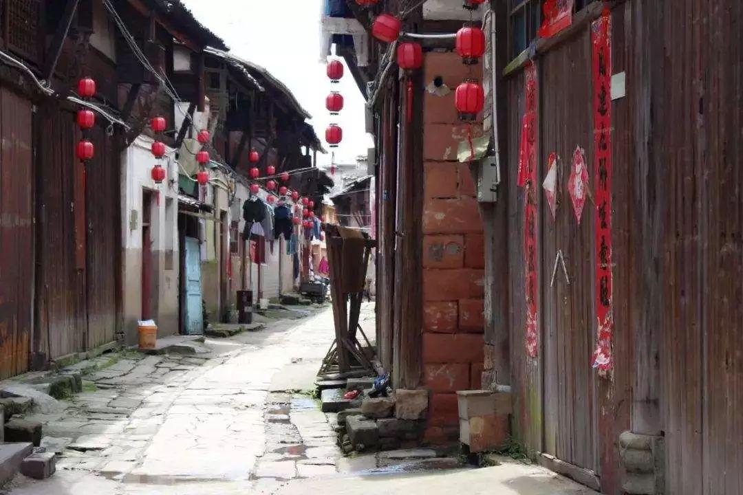 请问照片中这个人叫什么？是讲关于儿童教育的