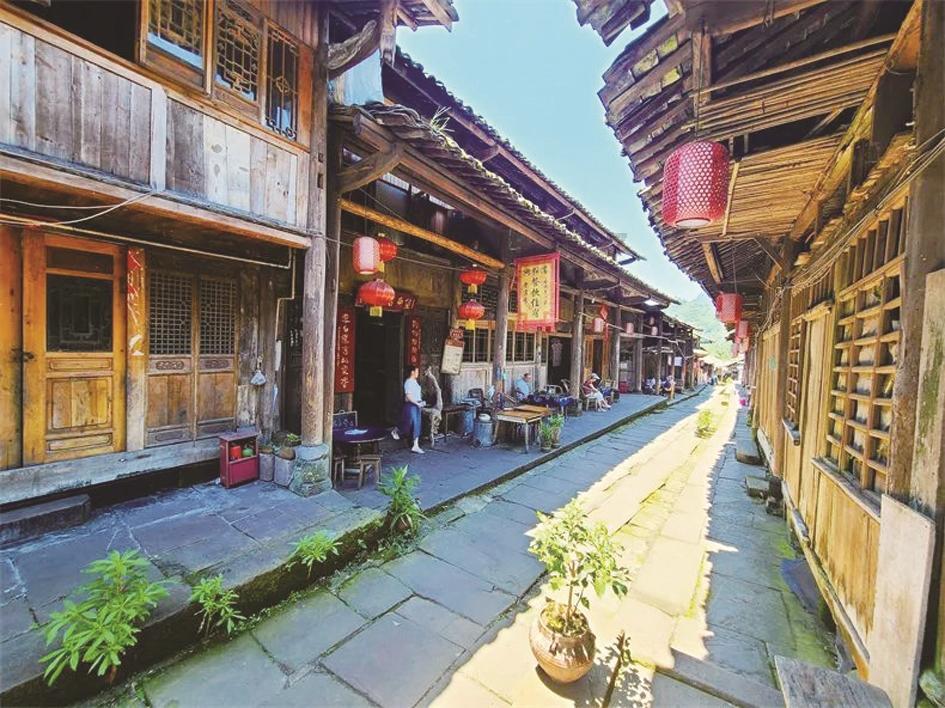 千架无人机点亮申城上空 上海黄浦警方硬核反诈